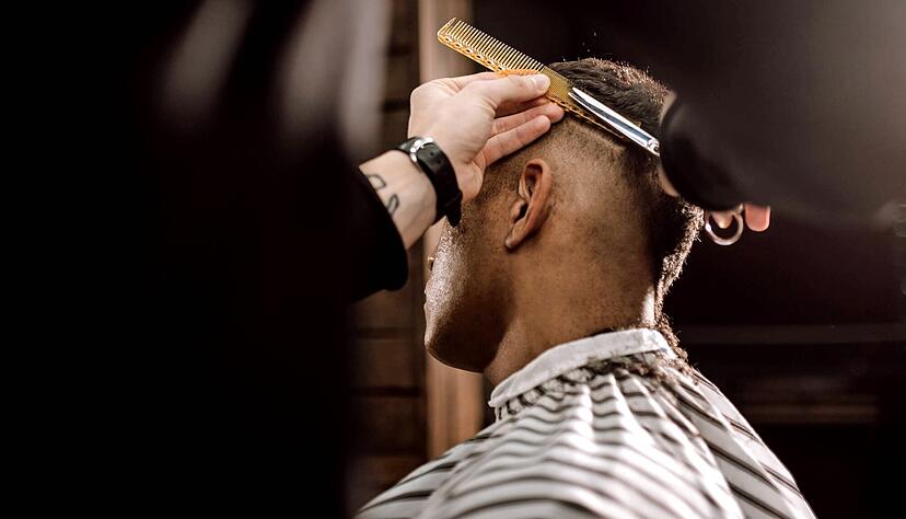 Ein Herrenhaarschnitt für zwölf Euro. Ein Friseur aus Heilbronn sagt, dass ein Teil der Barbershops nicht regelkonform arbeite.
Foto: Leika production/stock.adobe.com Ein Herrenhaarschnitt für zwölf Euro. Ein Friseur aus Heilbronn sagt, dass ein Teil der Barbershops nicht regelkonform arbeite.
Foto: Leika production/stock.adobe.com