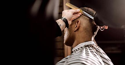 Ein Herrenhaarschnitt für zwölf Euro. Ein Friseur aus Heilbronn sagt, dass ein Teil der Barbershops nicht regelkonform arbeite.
Foto: Leika production/stock.adobe.com