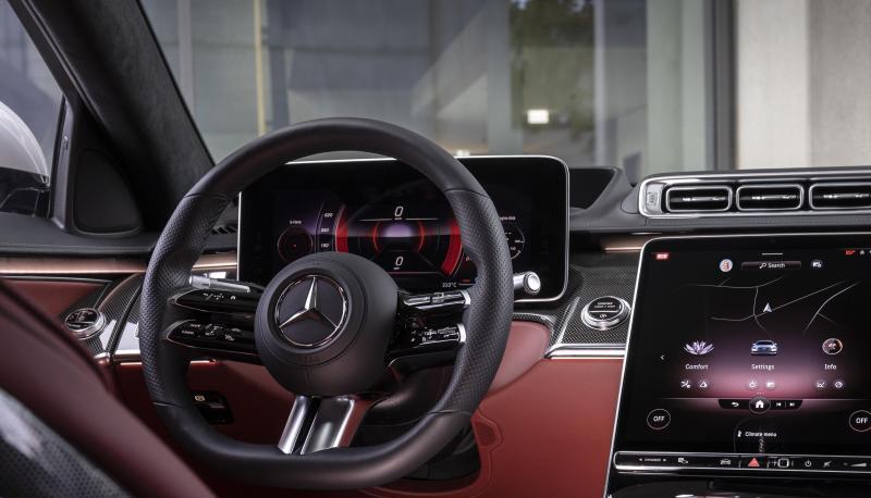 Auff&auml;llig im Inneren der neuen S-Klasse sind der gro&szlig;e Mittenbildschirm und das Display hinter dem Lenkrad, das erstmals 3D-Effekte anzeigt.