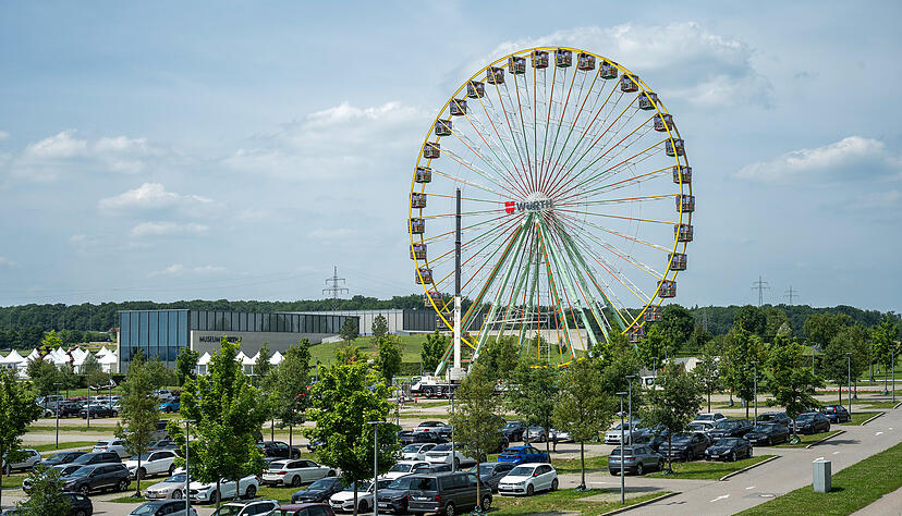 Nicht zu übersehen ist seit Mittwoch das Riesenrad am Carmen-Würth-Forum, das anlässlich von Würth-Open-Air und Mitarbeiterfest des Unternehmens aufgestellt wurde.
Foto: Peter Petter