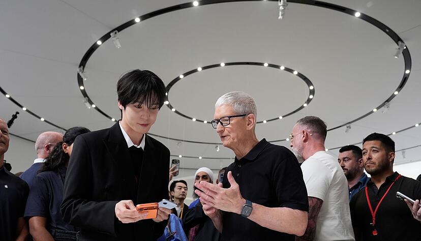 2026: Apple Chef Tim Cook (M) steht unter Druck, ein neues großes Ding - «One More Thing» abzuliefern. 2026: Apple Chef Tim Cook (M) steht unter Druck, ein neues großes Ding - «One More Thing» abzuliefern.