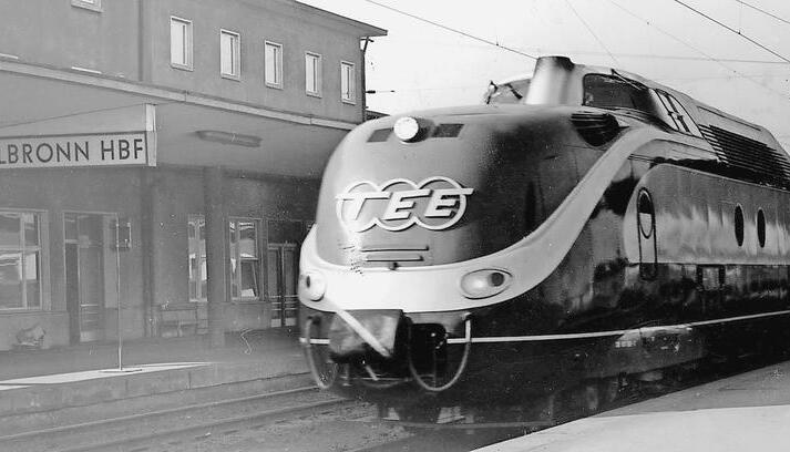 Ein TEE (Trans-Europ-Express) hält auf einer Sonderfahrt im September 1969 in Heilbronn: "Eine Minute lang war Heilbronns Hauptbahnhof Tor zur großen, weiten Welt", schrieb die Heilbronner Stimme damals.
Foto: Archiv/Scheuber Ein TEE (Trans-Europ-Express) hält auf einer Sonderfahrt im September 1969 in Heilbronn: "Eine Minute lang war Heilbronns Hauptbahnhof Tor zur großen, weiten Welt", schrieb die Heilbronner Stimme damals.
Foto: Archiv/Scheuber