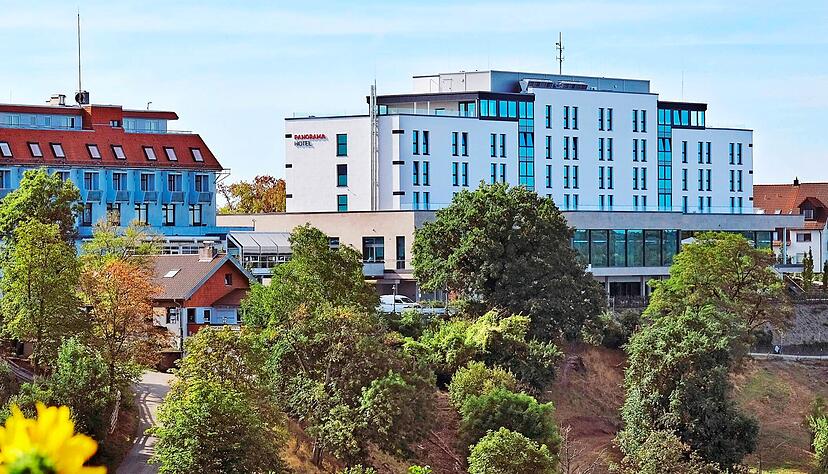 Erst anderthalb Jahre hatte das Panoramahotel geöffnet, als Pandemie und Schließung kamen. Nun arbeitet man fieberhaft wieder auf sonnige Zeiten hin.
Foto: Archiv/Mugler Erst anderthalb Jahre hatte das Panoramahotel geöffnet, als Pandemie und Schließung kamen. Nun arbeitet man fieberhaft wieder auf sonnige Zeiten hin.
Foto: Archiv/Mugler