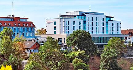 Erst anderthalb Jahre hatte das Panoramahotel geöffnet, als Pandemie und Schließung kamen. Nun arbeitet man fieberhaft wieder auf sonnige Zeiten hin.
Foto: Archiv/Mugler