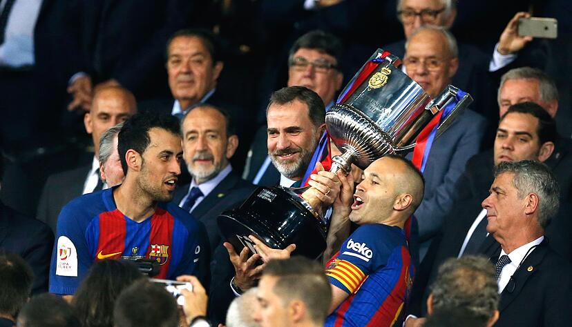 Sergio Busquets (l) und Andres Iniesta (r) gehörten zur Goldenen Generation des FC Barcelona. (Archivbild)