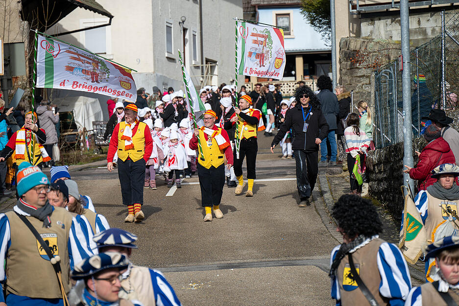 Fußgruppen in fantasievollen Kostümen begeisterten die Besucher am Straßenrand. Fußgruppen in fantasievollen Kostümen begeisterten die Besucher am Straßenrand.