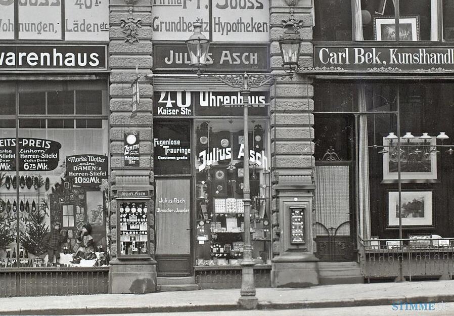 Schmucke Gaslaternen zieren 1913 die Kaiserstraße 44, Ecke Kiliansplatz.