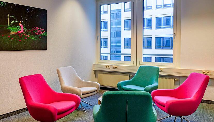 Wo bisher vier Schreibtische standen, ist jetzt Raum f&uuml;r Besprechungen in einer etwas anderen Atmosph&auml;re.
T-Systems