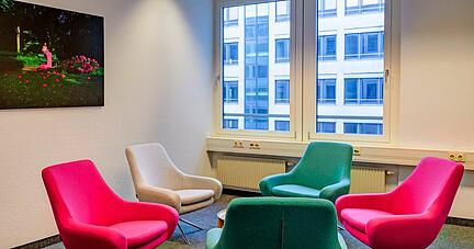 Wo bisher vier Schreibtische standen, ist jetzt Raum f&uuml;r Besprechungen in einer etwas anderen Atmosph&auml;re.
T-Systems