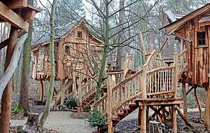 Keines gleicht dem anderen: Die neuen Baumhäuser im Natur-Resort Tripsdrill sind individuell gebaut und haben sogar eine Fußbodenheizung. Keines gleicht dem anderen: Die neuen Baumhäuser im Natur-Resort Tripsdrill sind individuell gebaut und haben sogar eine Fußbodenheizung.