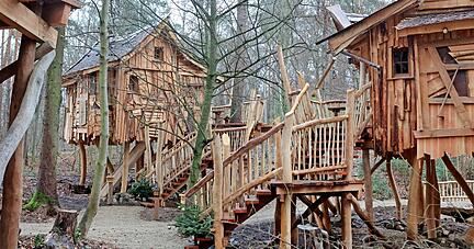 Keines gleicht dem anderen: Die neuen Baumhäuser im Natur-Resort Tripsdrill sind individuell gebaut und haben sogar eine Fußbodenheizung.