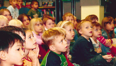 Aufmerksame, kleine Zuschauer: Die Geschichten vom Michel aus L&ouml;nneberga sind zwar bei fast allen Kindern und deren Eltern bestens bekannt, aber man kann einfach immer wieder h&ouml;ren.Foto: Ulrike Maushake