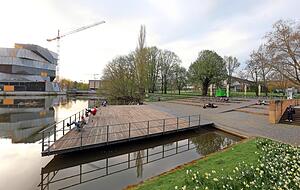 Der Bereich an der Neckarbühne wird 2019 zum Haupteingang vom Buga-Areal zur Innenstadt. Im Alltag wirkt die Szenerie trotz toller Umgebung oft trist.
Foto: Andreas Veigel