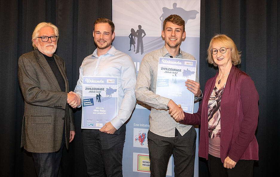 Oliver Binder und Florian Kopek verfolgten einen Schl&auml;ger beim Gassenfest