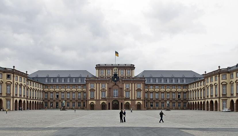 Start des Burgenstra&szlig;en-Radwegs: Das Mannheimer Schloss verstr&ouml;mt einen Hauch von Versailles.