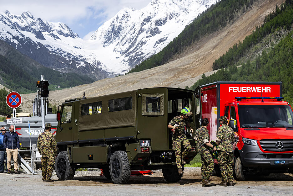 Soldaten der Schweizer Armee sind bereits am Donnerstag, 29. Mai 2025, in Wiler eingetroffen.