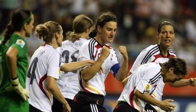 Die deutschen Spielerinnen freuen sich &uuml;ber das 1:0 im Finalspiel.
