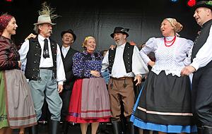 Es ist Tradition, dass viel Programm geboten ist. Darunter war dieses Mal die Volkstanzgruppe aus Szigetvar. Sie zeigte, wie Heimat-Kultur in der südungarischen Partnerstadt zelebriert wird. Es ist Tradition, dass viel Programm geboten ist. Darunter war dieses Mal die Volkstanzgruppe aus Szigetvar. Sie zeigte, wie Heimat-Kultur in der südungarischen Partnerstadt zelebriert wird.