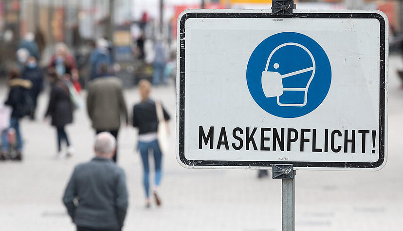 Ein Schild, auf dem "Maskenpflicht" steht, steht in der Fußgängerzone in Heilbronn. Foto: Archiv/dpa Ein Schild, auf dem "Maskenpflicht" steht, steht in der Fußgängerzone in Heilbronn. Foto: Archiv/dpa
