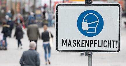 Ein Schild, auf dem "Maskenpflicht" steht, steht in der Fußgängerzone in Heilbronn. Foto: Archiv/dpa