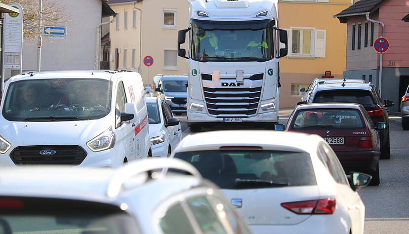Auch in der Unteren Vorstadt staut sich der Verkehr zu den Sto&szlig;zeiten, genauso wie in der &Ouml;hringer Stra&szlig;e.