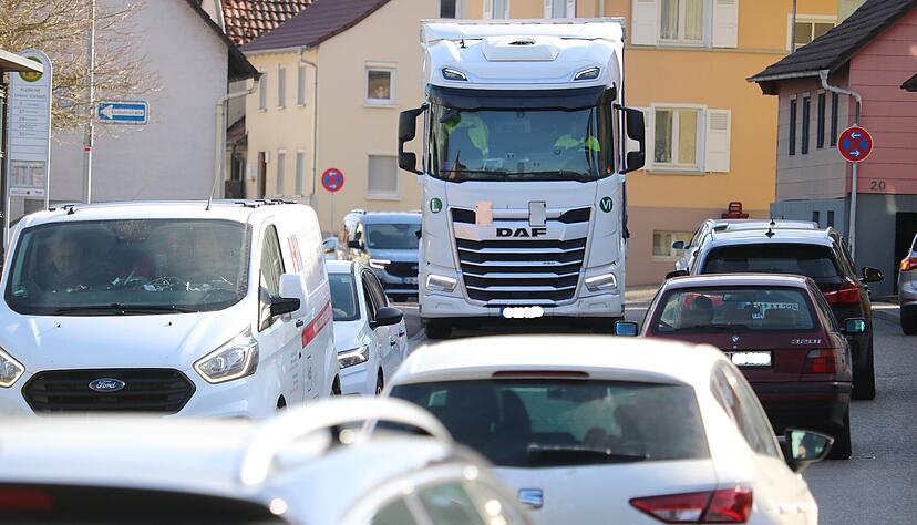 Blechlawinen und z&auml;hflie&szlig;ender Verkehr durch Kupferzell: Damit ist es ab Freitagabend, 24. April, vorbei. Die Umleitungsstrecke durch den Ort wird aufgehoben.