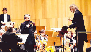 Panflötist Ulrich Herkenhoff und Dirigent Peter Braschkat beim Konzert des Heilbronner Sinfonie Orchesters in der Harmonie.
          Foto: Ralf Seidel