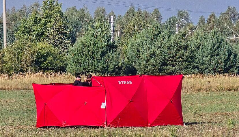 Feuerwehrleute sichern Teile einer besch&auml;digten, von polnischen Beh&ouml;rden abgeschossenen Drohne auf einem Gel&auml;nde in Czosn&oacute;wka in der N&auml;he von Biala Podlaska.