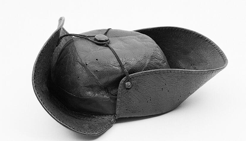 Lederhut mit herunterklappbaren Seiten gegen Wind und Regen: Friedrich Schiller soll ihn als Karlsschüler getragen haben. Lederhut mit herunterklappbaren Seiten gegen Wind und Regen: Friedrich Schiller soll ihn als Karlsschüler getragen haben.