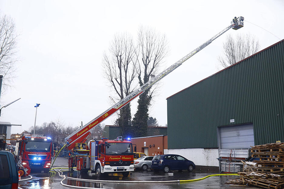 Ein Gro&szlig;teil sei mittlerweile gel&ouml;scht, sagte ein Sprecher der Polizei am Sonntagnachmittag auf Anfrage.