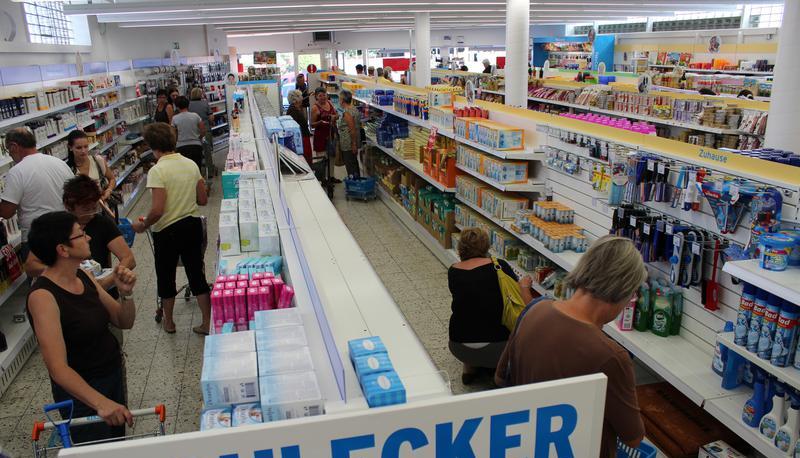 Viele wollen sich die günstigen Preise in der Schlecker-XL-Filiale am Lindenplatz nicht entgehen lassen &minus; sie schließt spätestens Ende des Monats.
Foto: Alexander Klug