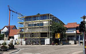 Kirchardt baut die Bank zum Rathaus um. Foto: Simon Gajer Kirchardt baut die Bank zum Rathaus um. Foto: Simon Gajer