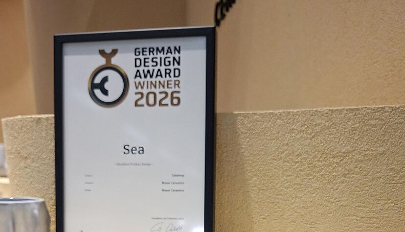 Salzige Brise f&uuml;r den Tisch: die Keramiklinie &laquo;Sea&raquo; von Nosse Ceramics spielt mit Meeresmotiven. Hier zu sehen auf der Messe Ambiente.