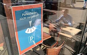Händler weisen auf die Pflicht zur Parkscheibe hin, hier die Bäckerei Eibauer. Foto: Adrian Hoffmann