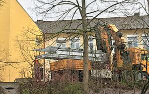 Die Außentreppe für den neuen Anbau der Lehrensteinsfelder Grundschule (links im Bild) wurde angeliefert. Die Außentreppe für den neuen Anbau der Lehrensteinsfelder Grundschule (links im Bild) wurde angeliefert.