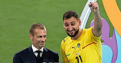 Nicht die schönste Trophäe aller Zeiten, aber Italiens Torwart Gianluigi Donnarumma (re.) freut sich sichtlich über die Trophäe für den besten Spieler des Turniers.
Foto: dpa Nicht die schönste Trophäe aller Zeiten, aber Italiens Torwart Gianluigi Donnarumma (re.) freut sich sichtlich über die Trophäe für den besten Spieler des Turniers.
Foto: dpa