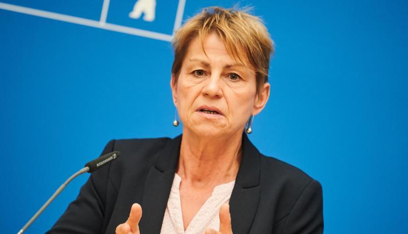 Berlins Sozialsenatorin Elke Breitenbach (Linke) wandte sich gegen den Begriff des «Ehrenmords» und wollte lieber von «Femizid» sprechen. «Hinter all diesen Morden stehen patriarchale Strukturen.». Berlins Sozialsenatorin Elke Breitenbach (Linke) wandte sich gegen den Begriff des «Ehrenmords» und wollte lieber von «Femizid» sprechen. «Hinter all diesen Morden stehen patriarchale Strukturen.».