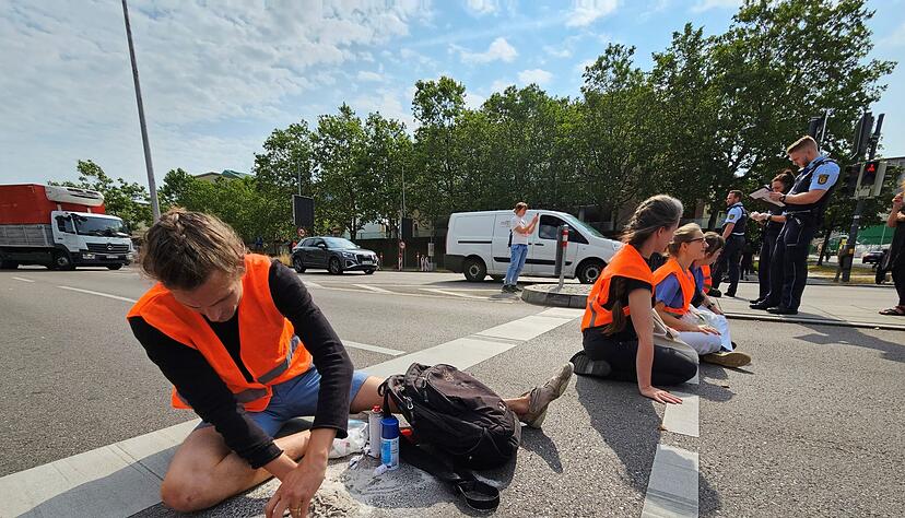 Die Klimaschutzgruppe Letzte Generation blockiert mehrere Straßen in Stuttgart. Mit ihrer Protestaktion wollen die Aktivisten die Landeshauptstadt an ihr selbstgestecktes Ziel erinnern, bis 2035 klimaneutral zu sein.