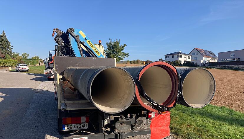 Die neuen Hauptwasserrohre liegen schon bereit. Die neuen Hauptwasserrohre liegen schon bereit.