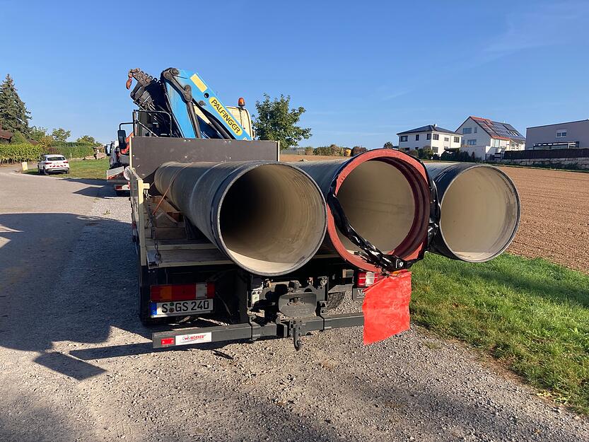 Die neuen Hauptwasserrohre liegen schon bereit.