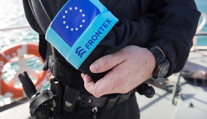 Ein Beamter der EU-Grenzschutzagentur Frontex, die 2024 deutlich weniger unerlaubte Grenzübertritte registriert hat als im Vorjahr. (Archivbild) Ein Beamter der EU-Grenzschutzagentur Frontex, die 2024 deutlich weniger unerlaubte Grenzübertritte registriert hat als im Vorjahr. (Archivbild)