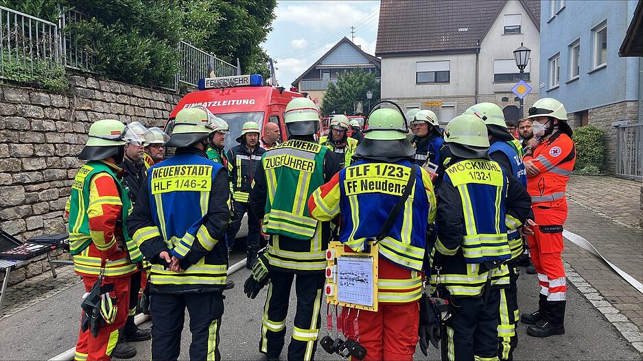 Lagebesprechung der Feuerwehrleute.