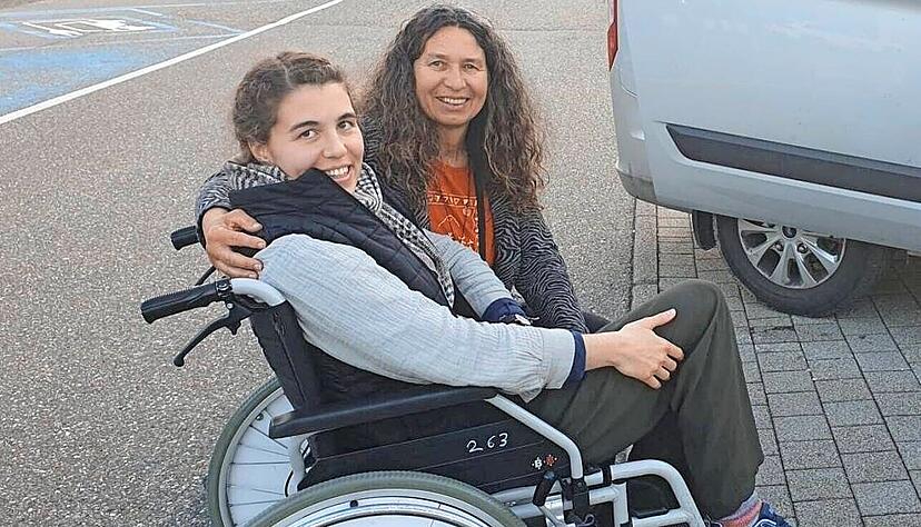 Monika Bunse wartete am Flughafen in Stuttgart auf die Ankunft ihrer Tochter Lea, die aufgrund ihrer Verletzung im Rollstuhl geschoben wird.
Fotos: privat