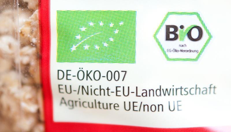Auf einer Müslipackung ist das EU-Bio-Siegel neben einem deutschen Bio-Siegel angebracht. Auf einer Müslipackung ist das EU-Bio-Siegel neben einem deutschen Bio-Siegel angebracht.