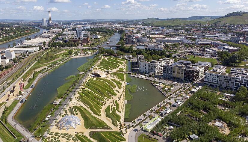 Die Seen: Der große Karlssee (links) und der kleinere Floßhafen werden auf keinen Fall wieder zugeschüttet. Sie bleiben als Wasserflächen bestehen. Die Flächen dazwischen und rechts werden bebaut.Fotos: Bundesgartenschau Die Seen: Der große Karlssee (links) und der kleinere Floßhafen werden auf keinen Fall wieder zugeschüttet. Sie bleiben als Wasserflächen bestehen. Die Flächen dazwischen und rechts werden bebaut.Fotos: Bundesgartenschau