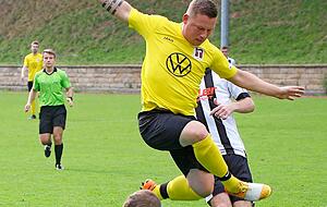 Spielt Fabio Gebhard (links außen) von der SG Stetten-Kleingartach 2024/25 gegen die SGM Weikersheim und deren Torhüter Daniel Schober?
Fotos: Bertok/Schmerbeck Spielt Fabio Gebhard (links außen) von der SG Stetten-Kleingartach 2024/25 gegen die SGM Weikersheim und deren Torhüter Daniel Schober?
Fotos: Bertok/Schmerbeck