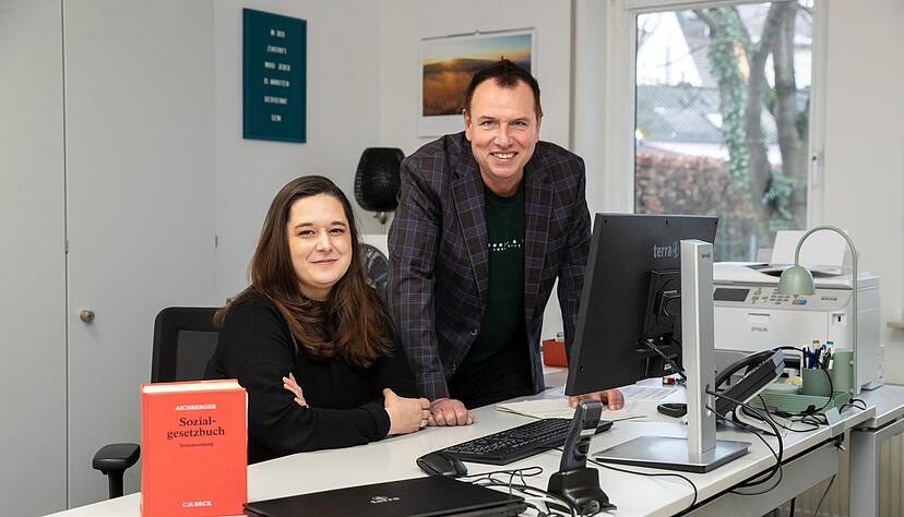Die Juristen Andreas Schreyer und Cristina Meyer vom VdK haben es meist mit Anerkennung von Schwerbehinderung oder Erwerbsminderungsrente zu tun.
Foto: Veigel Die Juristen Andreas Schreyer und Cristina Meyer vom VdK haben es meist mit Anerkennung von Schwerbehinderung oder Erwerbsminderungsrente zu tun.
Foto: Veigel