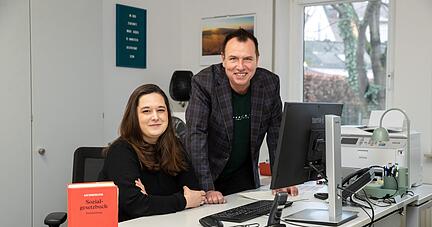 Die Juristen Andreas Schreyer und Cristina Meyer vom VdK haben es meist mit Anerkennung von Schwerbehinderung oder Erwerbsminderungsrente zu tun.
Foto: Veigel Die Juristen Andreas Schreyer und Cristina Meyer vom VdK haben es meist mit Anerkennung von Schwerbehinderung oder Erwerbsminderungsrente zu tun.
Foto: Veigel