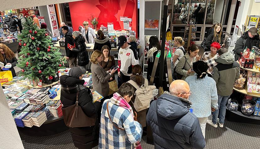 Zahlreiche Menschen standen unter anderem bei der Buchhandlung Osiander an der Kasse in der Schlange. Auch die Selbstbedienungskassen wurden gut genutzt. Zahlreiche Menschen standen unter anderem bei der Buchhandlung Osiander an der Kasse in der Schlange. Auch die Selbstbedienungskassen wurden gut genutzt.