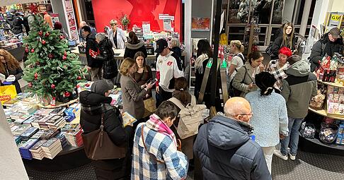 Zahlreiche Menschen standen unter anderem bei der Buchhandlung Osiander an der Kasse in der Schlange. Auch die Selbstbedienungskassen wurden gut genutzt. Zahlreiche Menschen standen unter anderem bei der Buchhandlung Osiander an der Kasse in der Schlange. Auch die Selbstbedienungskassen wurden gut genutzt.